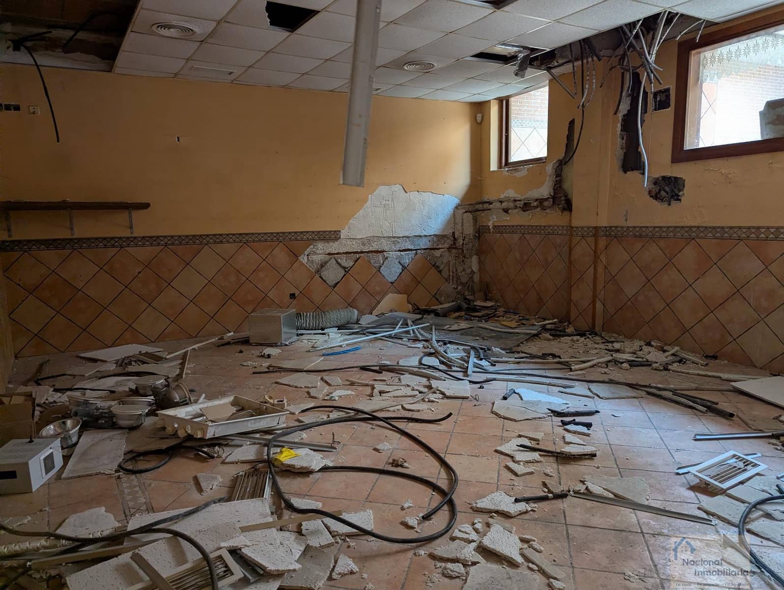 10 bedroom Hotel for sale in Navalafuente with garage - € 300,000 (Ref: 9765384)