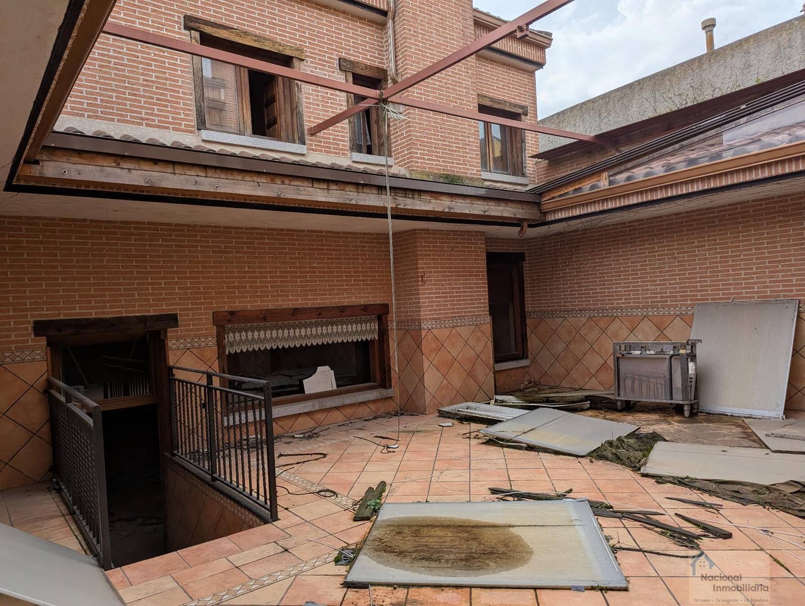 10 bedroom Hotel for sale in Navalafuente with garage - € 300,000 (Ref: 9765384)