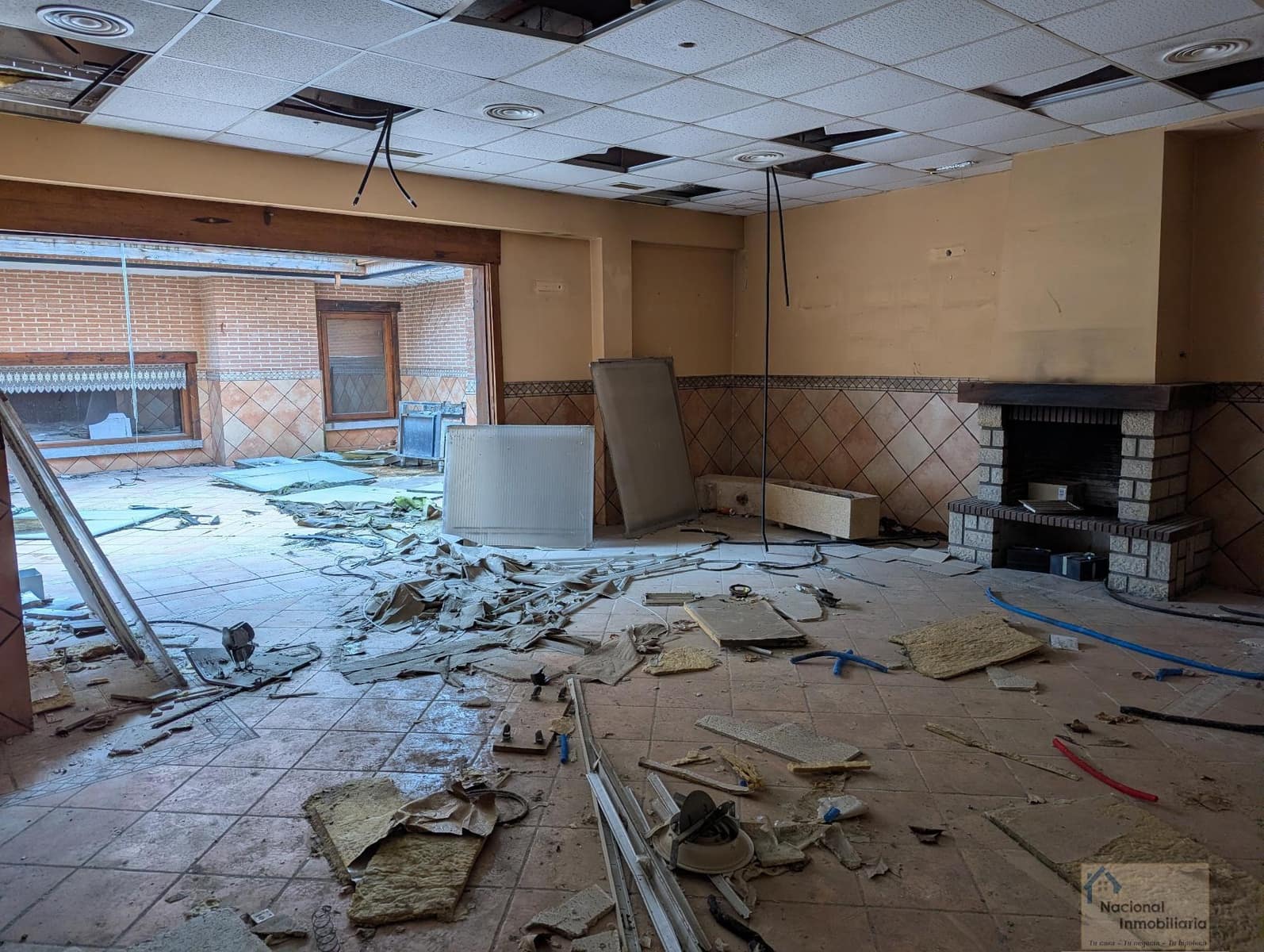 10 bedroom Hotel for sale in Navalafuente with garage - € 300,000 (Ref: 9765384)