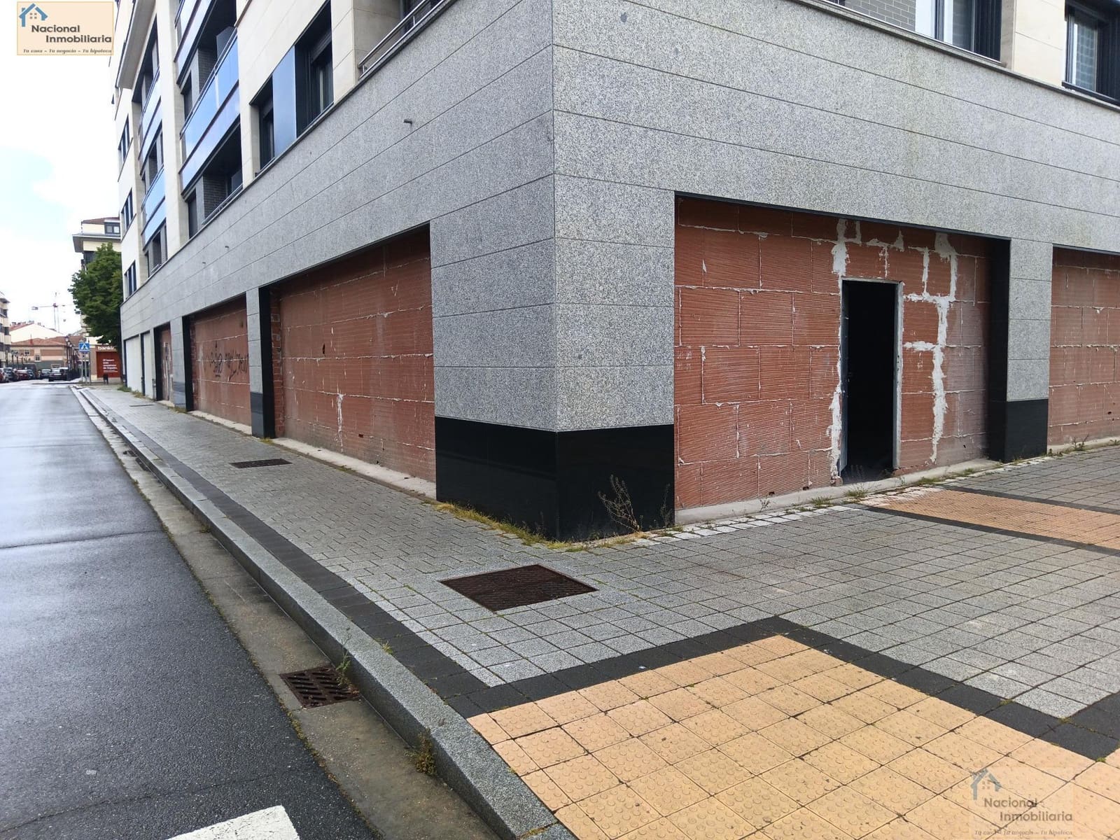 Commercial for sale in Laguna de Duero with garage - € 141,500 (Ref: 9765401)