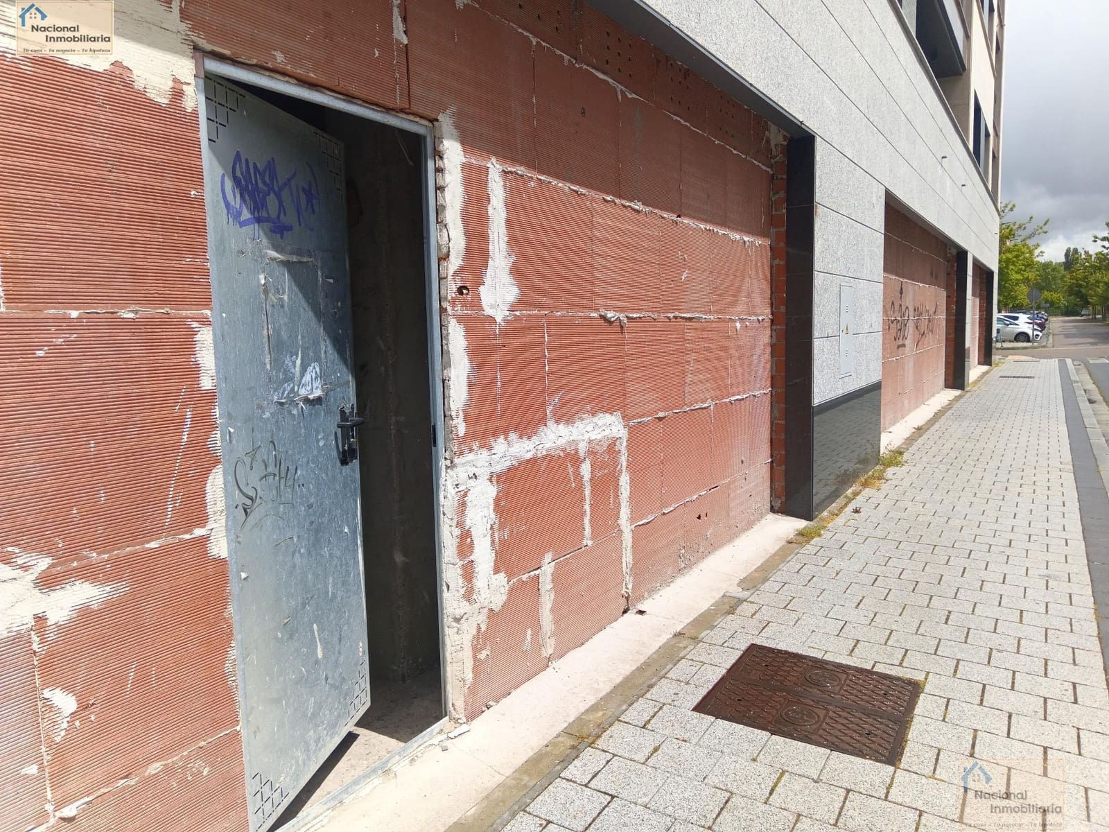 Commercial for sale in Laguna de Duero with garage - € 141,500 (Ref: 9765401)