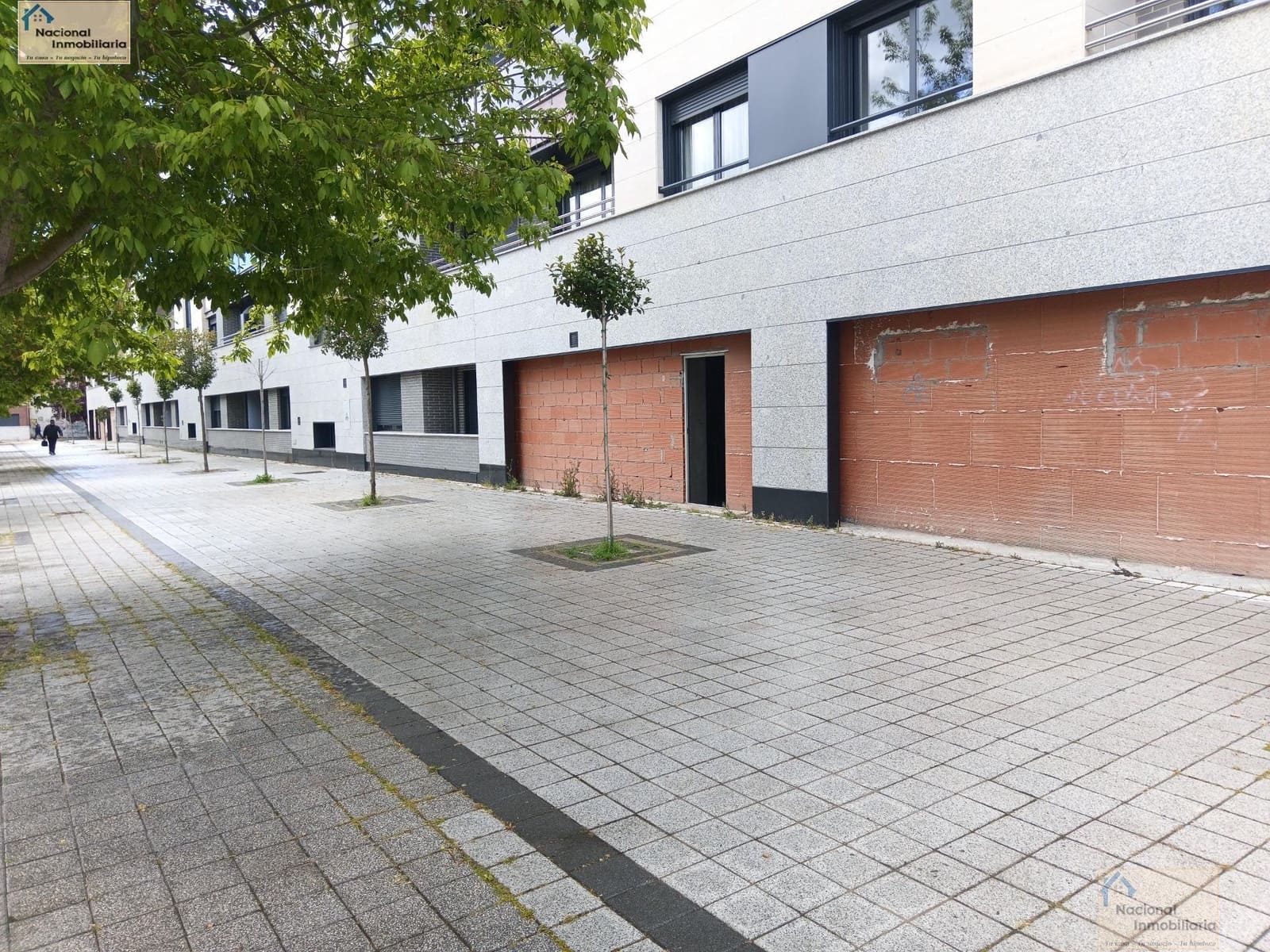 Commercial for sale in Laguna de Duero with garage - € 141,500 (Ref: 9765401)