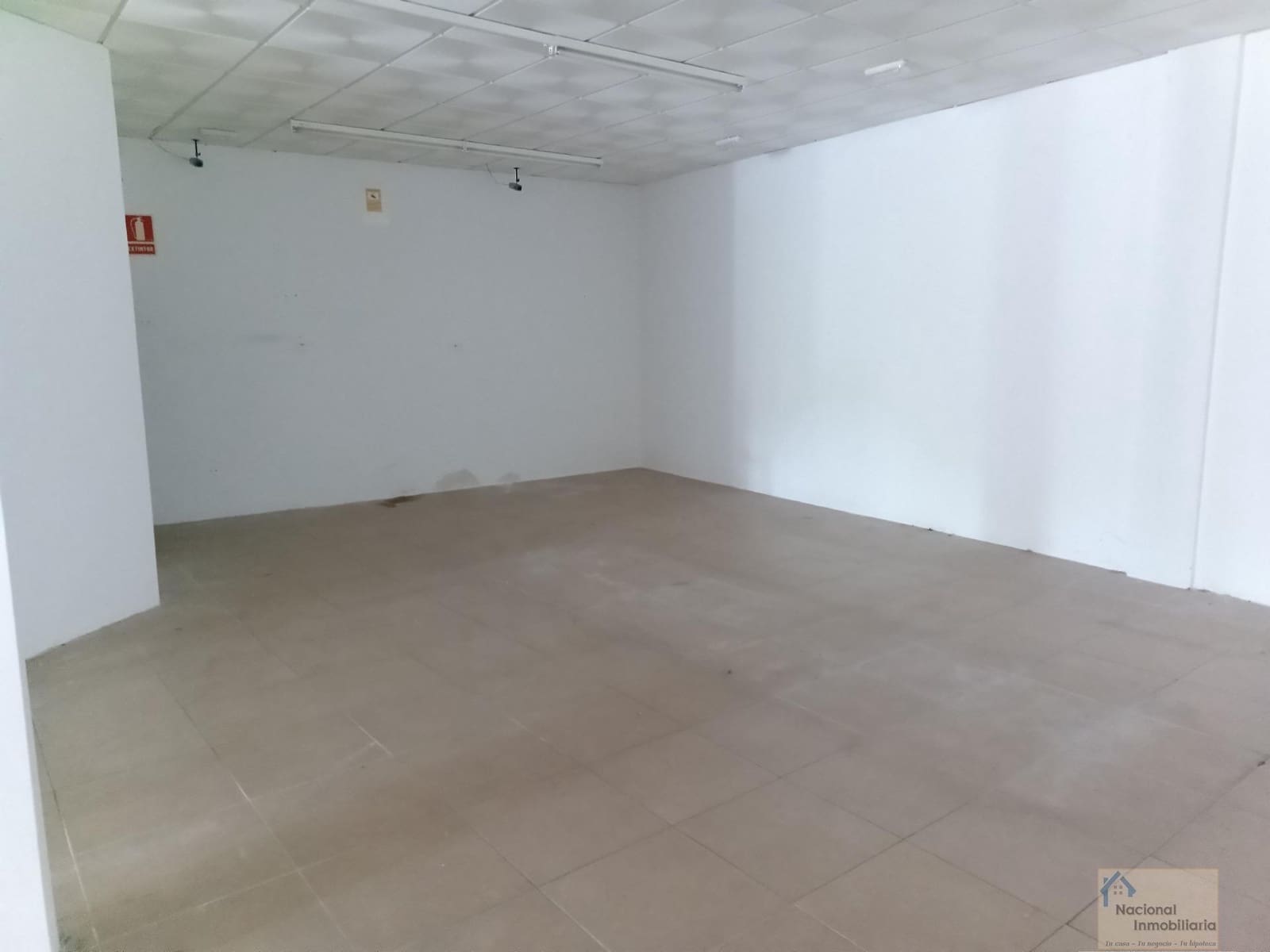 Commercial for sale in Cisterniga - € 87,000 (Ref: 9765402)