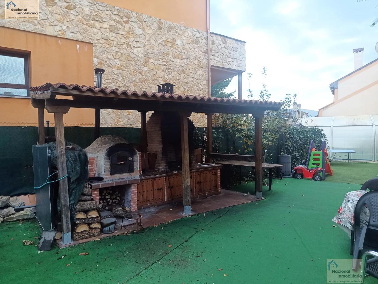 6 bedroom Villa for sale in Palazuelos de Eresma with pool garage - € 549,000 (Ref: 9765427)