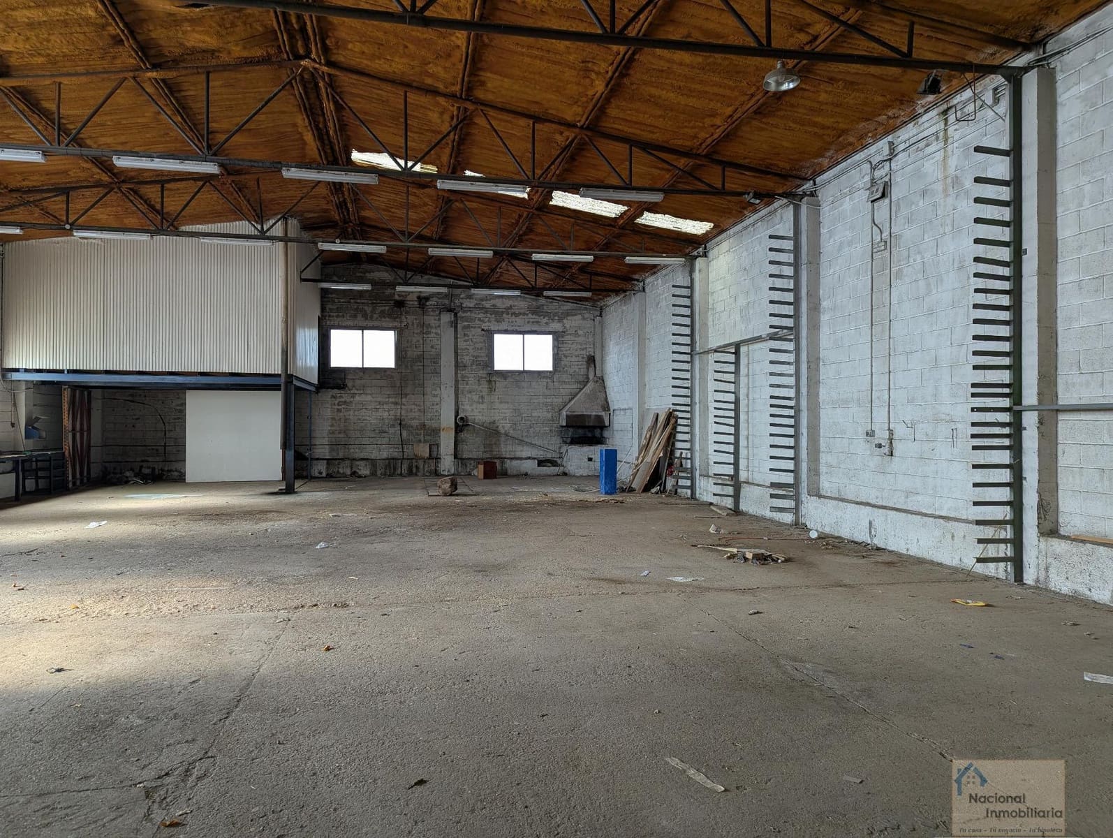 Commercial for sale in Pesquera de Duero with pool - € 250,000 (Ref: 9765430)