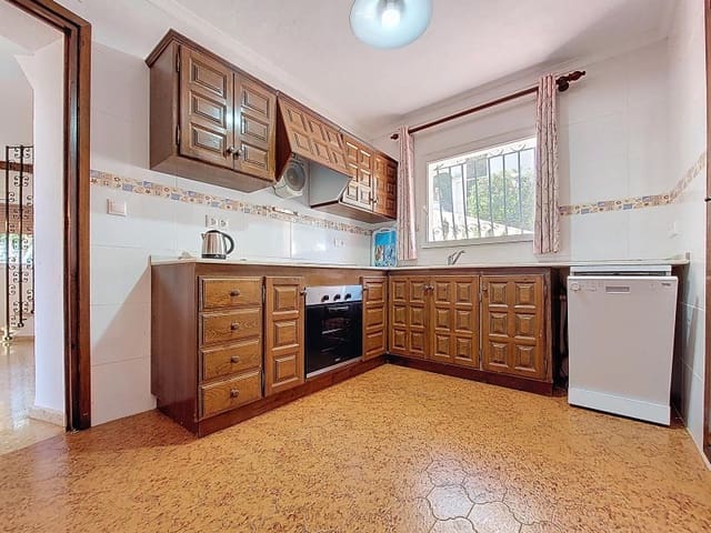 5 bedroom Villa for sale in El Montgó, Dénia with pool garage - € 550,000 (Ref: 9772851)