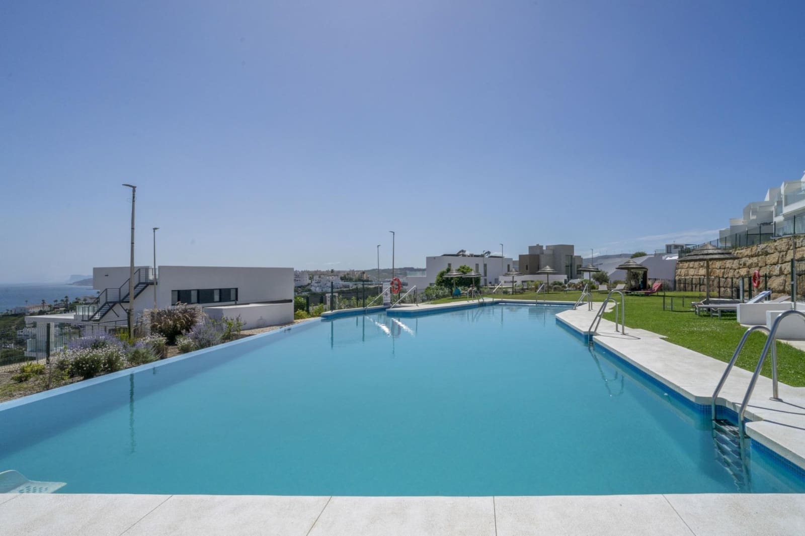 2 makuuhuone Huoneisto myytävänä paikassa Bahia de Casares mukana uima-altaan 
autotalli - 620 000 € (Ref: 10043154)