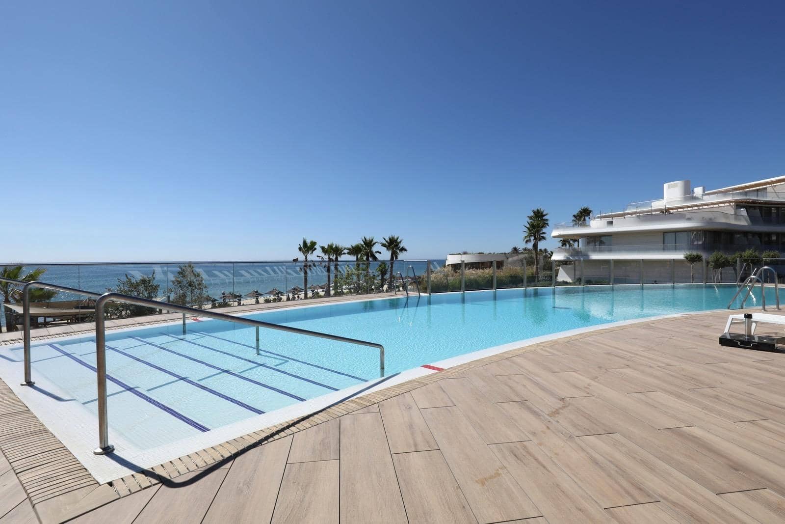 4 slaapkamer Strandappartement te huur in Estepona met zwembad garage - € 6.000 (Ref: 10078509)