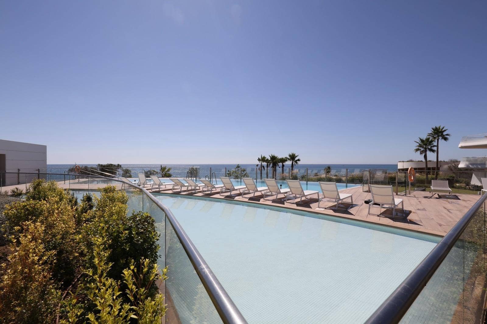 4 slaapkamer Strandappartement te huur in Estepona met zwembad garage - € 6.000 (Ref: 10078509)