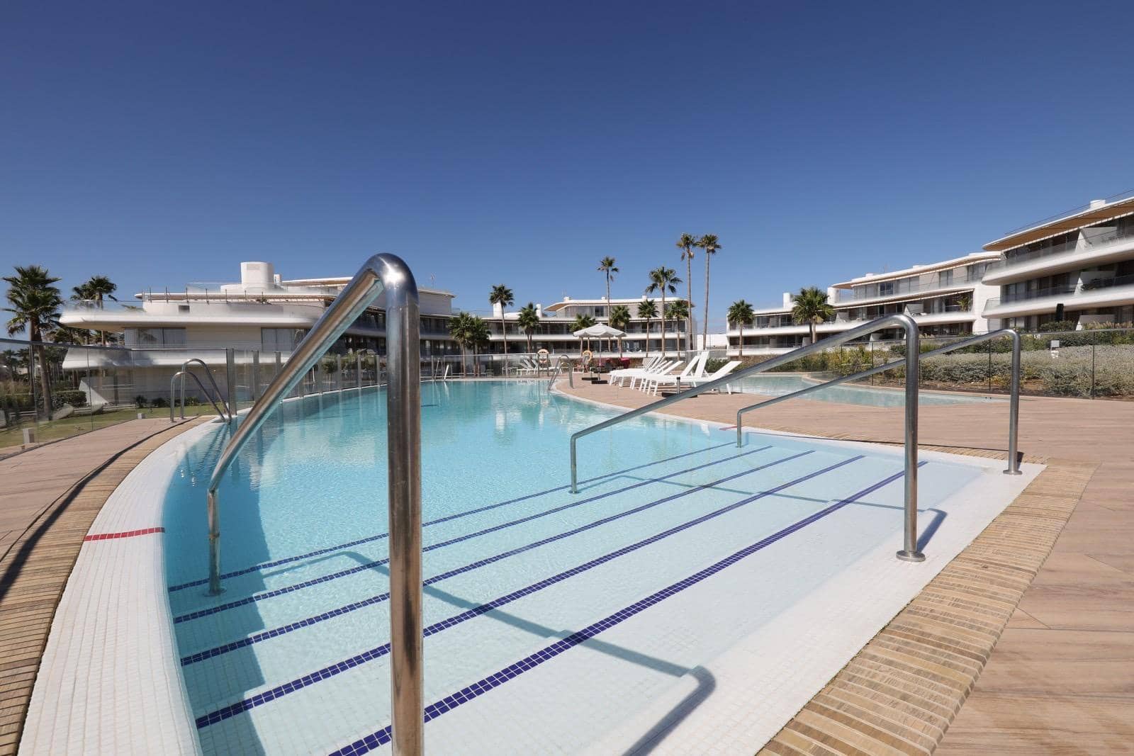 4 slaapkamer Strandappartement te huur in Estepona met zwembad garage - € 6.000 (Ref: 10078509)