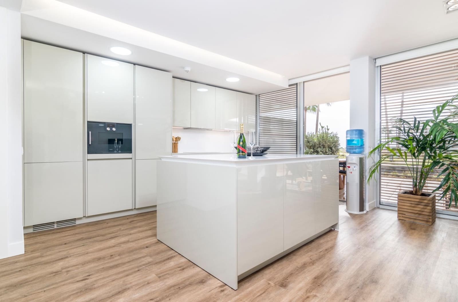 4 slaapkamer Strandappartement te huur in Estepona met zwembad garage - € 6.000 (Ref: 10078509)