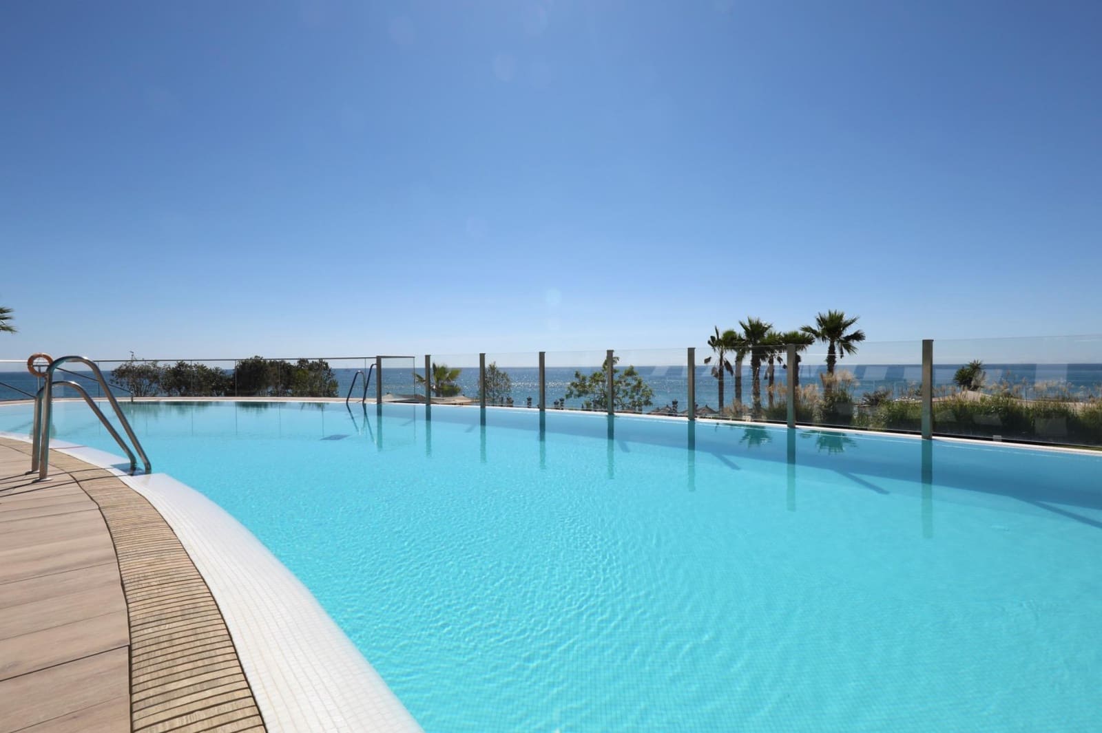 4 slaapkamer Strandappartement te huur in Estepona met zwembad garage - € 6.000 (Ref: 10078509)