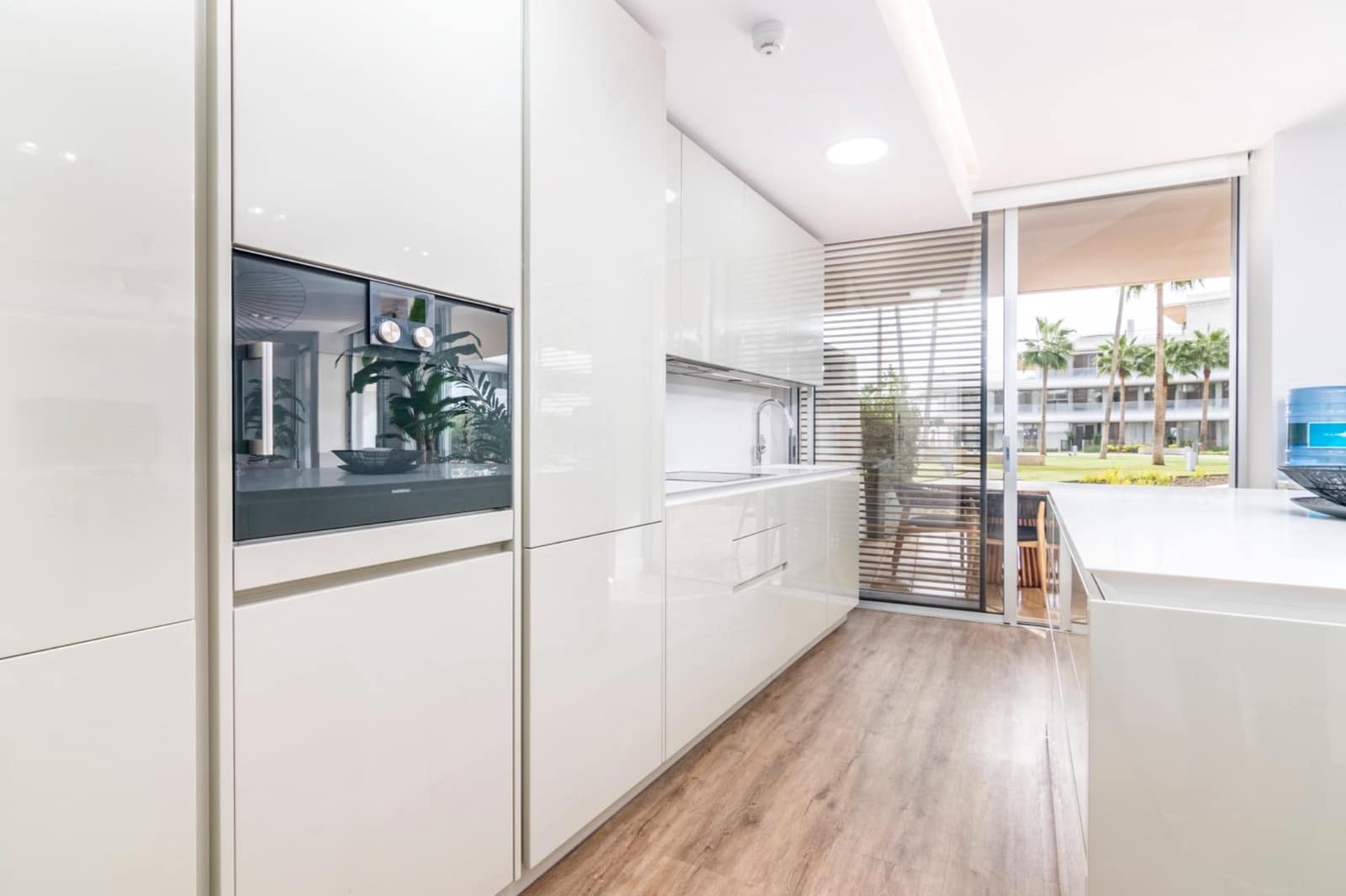 4 slaapkamer Strandappartement te huur in Estepona met zwembad garage - € 6.000 (Ref: 10078509)