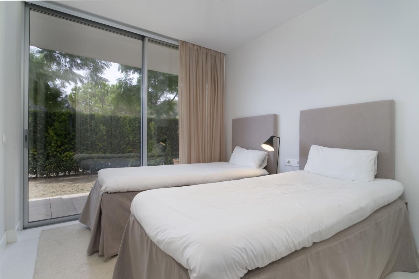 Apartamento Playa de 3 habitaciones en Estepona en venta con piscina garaje - 895.000 € (Ref: 10159846)
