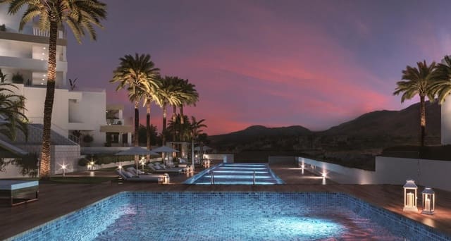 Piso de 4 habitaciones en Estepona en venta con piscina garaje - 676.500 € (Ref: 8093390)