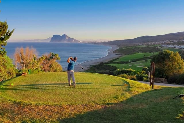 2 makuuhuone Asunto myytävänä paikassa La Alcaidesa mukana uima-altaan 
autotalli - 595 000 € (Ref: 8339912)