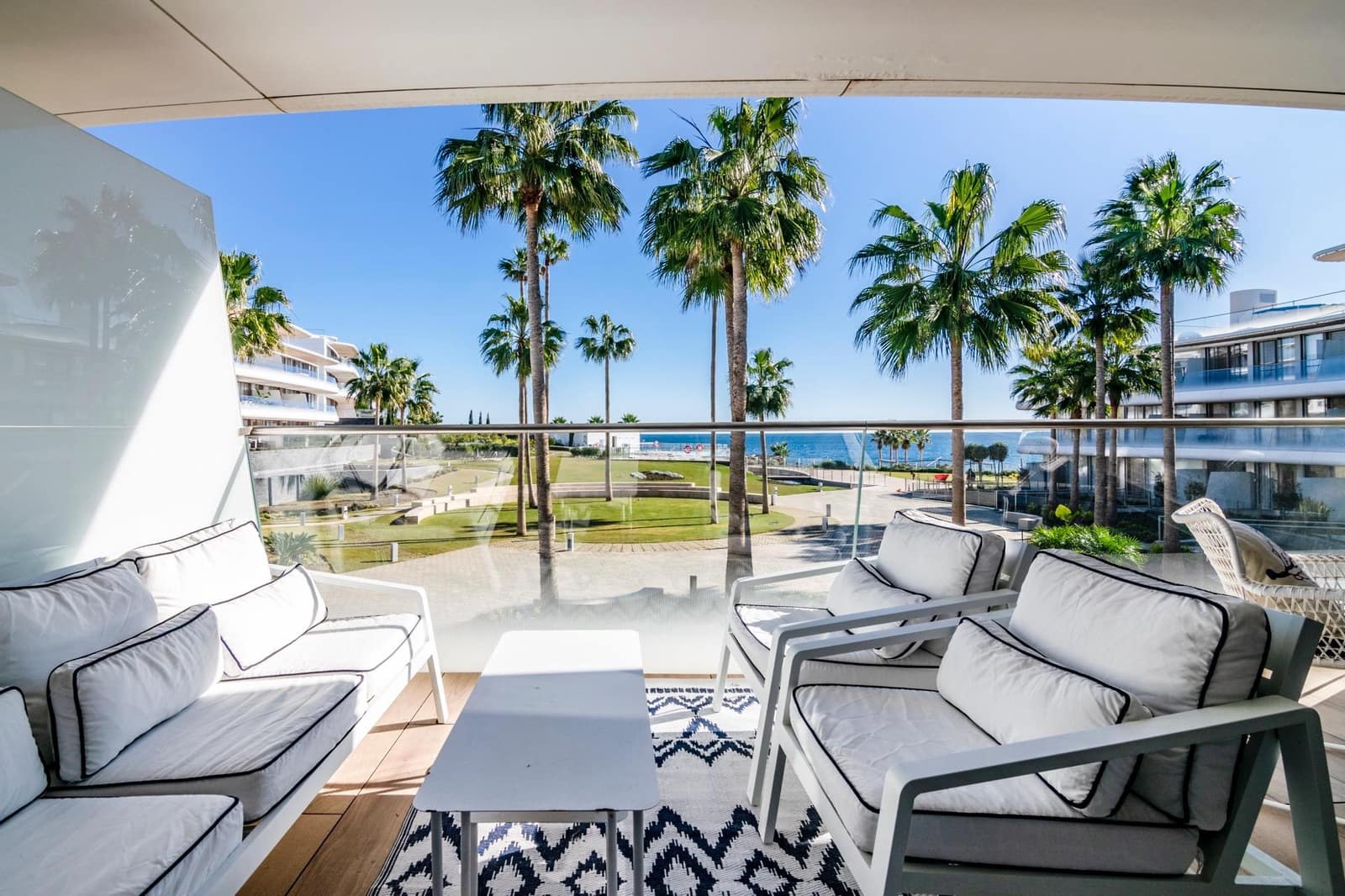 2 soverom Leilighet til leie i Estepona med svømmebasseng garasje - € 3 000 (Ref: 8857219)