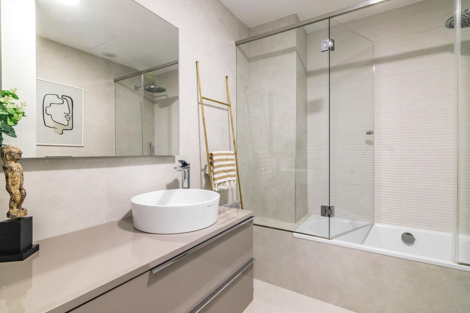 3 makuuhuone Huoneisto myytävänä paikassa Estepona mukana uima-altaan 
autotalli - 1 300 000 € (Ref: 9081686)