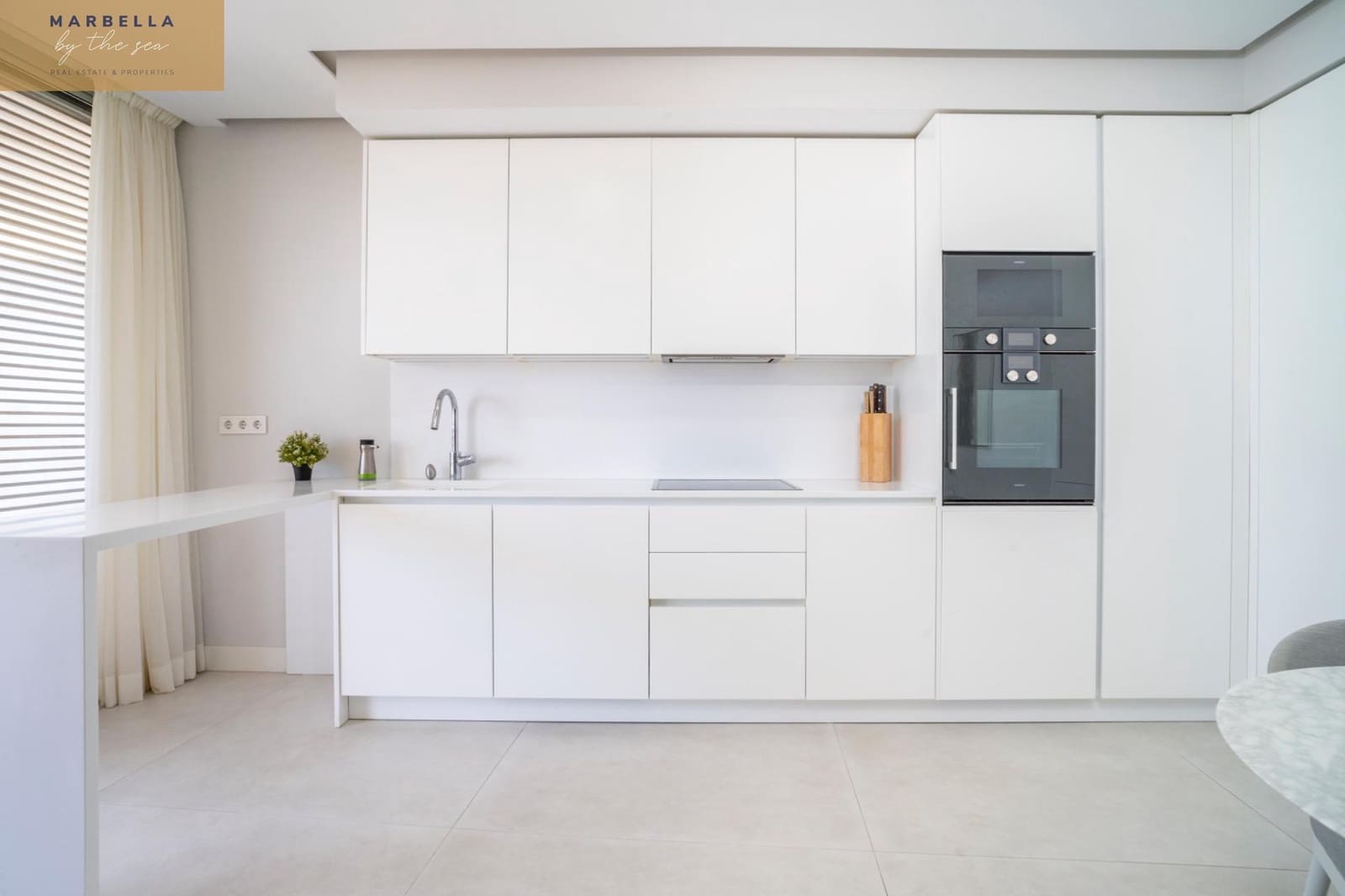 2 bedroom Apartment for sale in Estepona with garage - € 948,000 (Ref: 9095372)