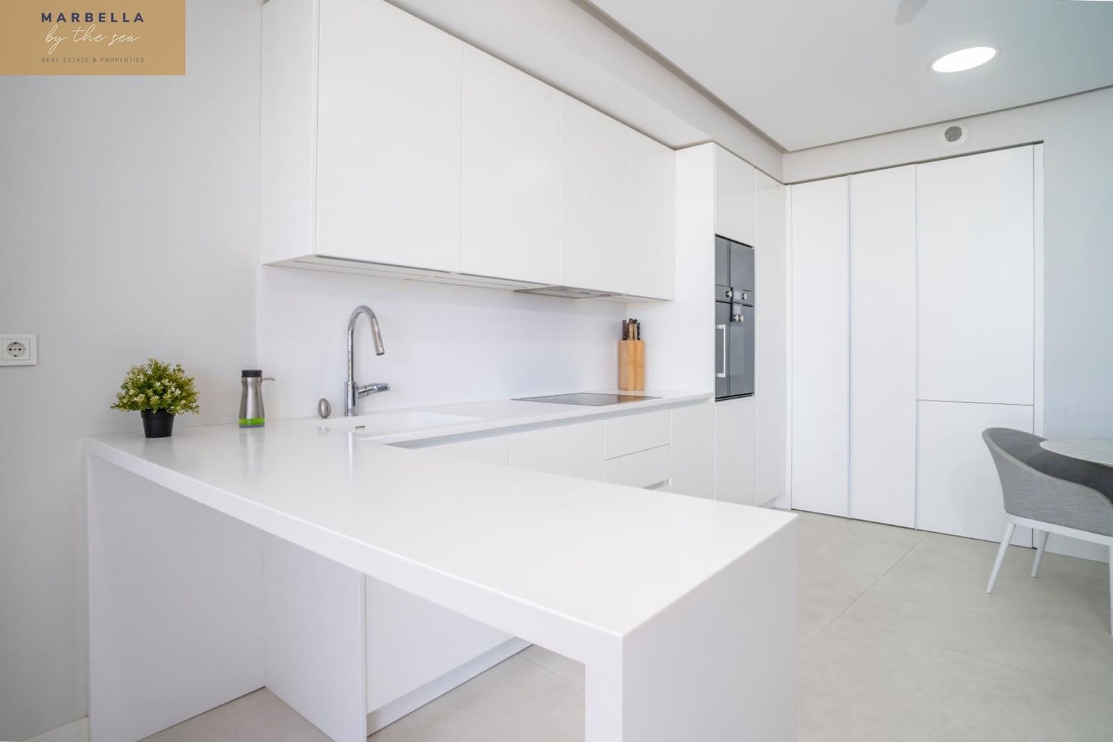 2 bedroom Apartment for sale in Estepona with garage - € 948,000 (Ref: 9095372)