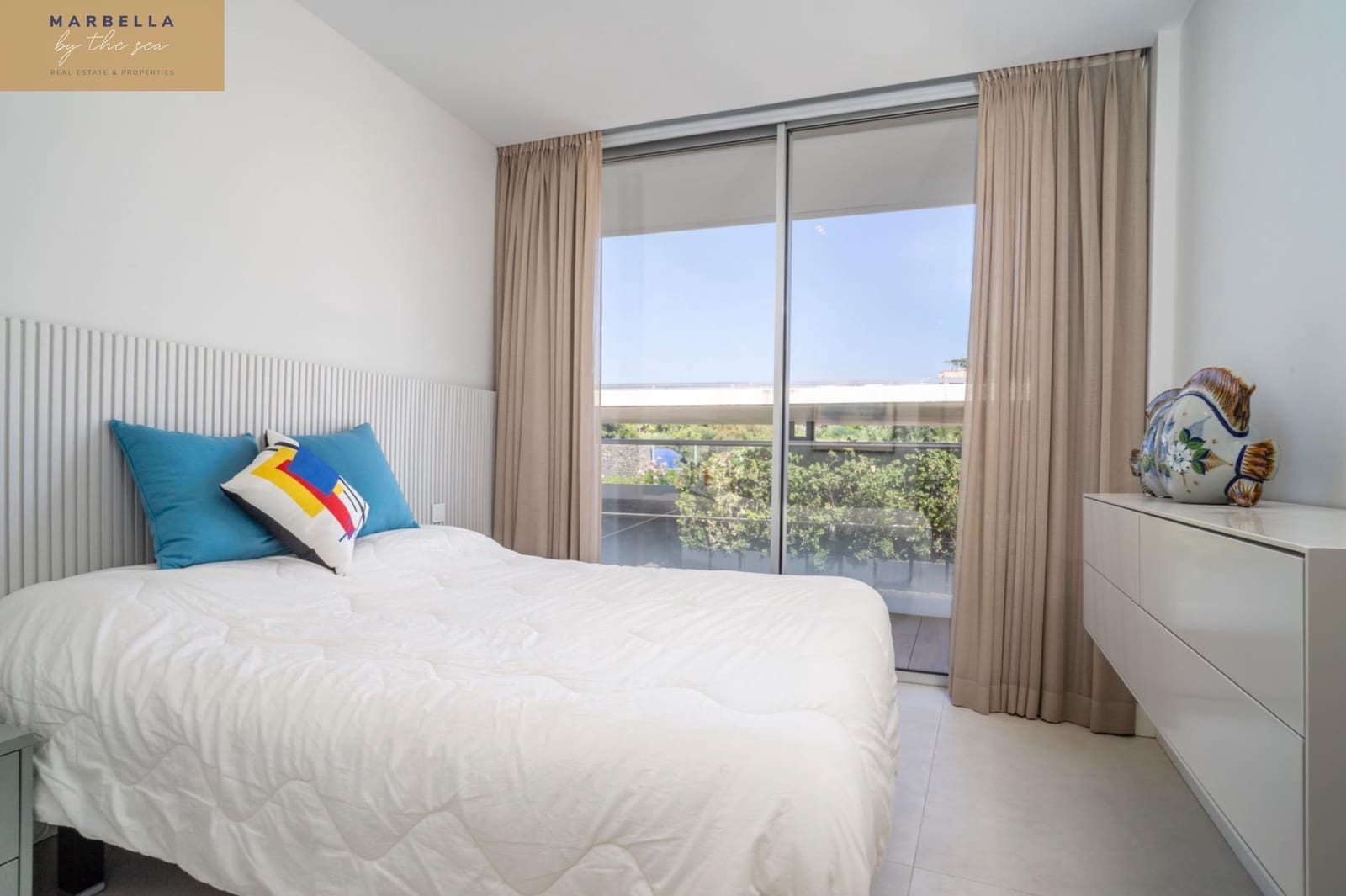 2 bedroom Apartment for sale in Estepona with garage - € 948,000 (Ref: 9095372)