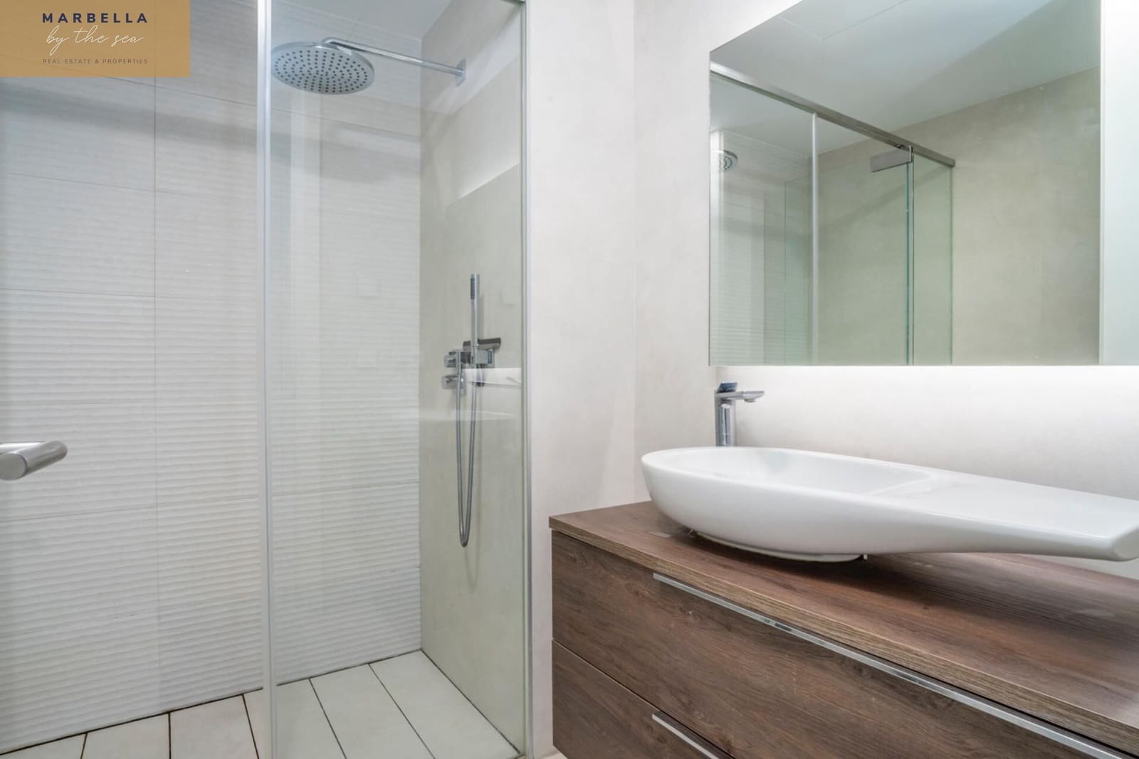 2 bedroom Apartment for sale in Estepona with garage - € 948,000 (Ref: 9095372)