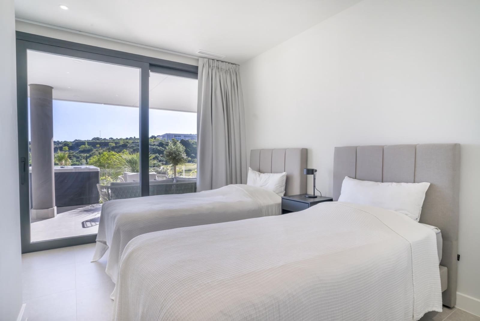 2 bedroom Apartment for holiday rental in Estepona with pool garage - € 2,000 (Ref: 9195716)