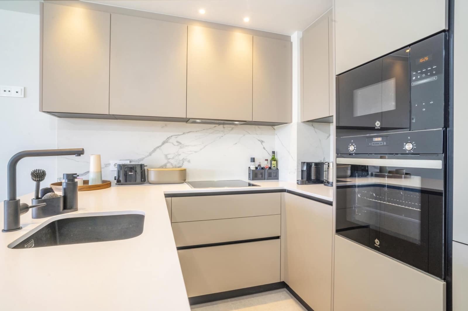 2 bedroom Apartment for holiday rental in Estepona with pool garage - € 2,000 (Ref: 9195716)