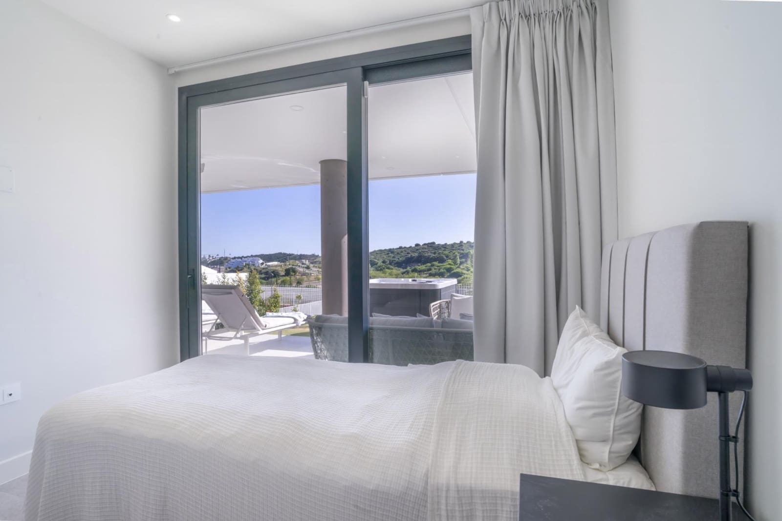 2 bedroom Apartment for holiday rental in Estepona with pool garage - € 2,000 (Ref: 9195716)