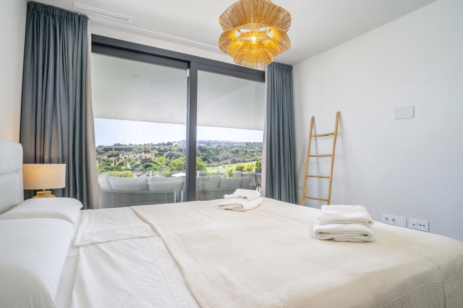 3 bedroom Apartment for holiday rental in Estepona with pool garage - € 3,000 (Ref: 9195718)