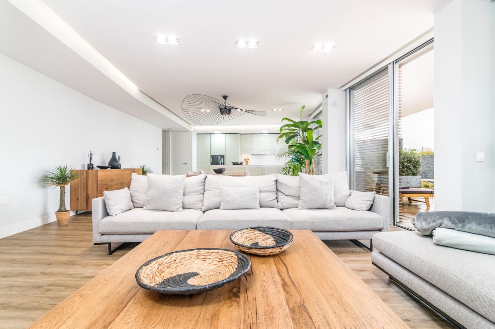 4 soverom Strandleiligheter til leie i Estepona med svømmebasseng garasje - € 5 500 (Ref: 9519096)