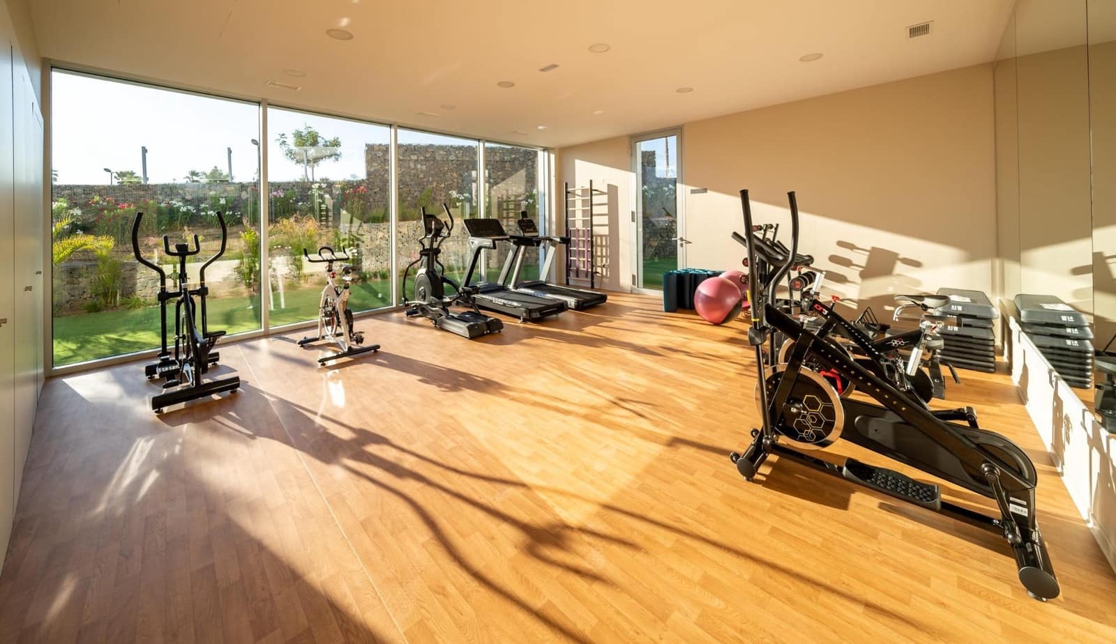 2 Zimmer Apartment zu verkaufen in Estepona mit Pool Garage - 995.000 € (Ref: 9762098)