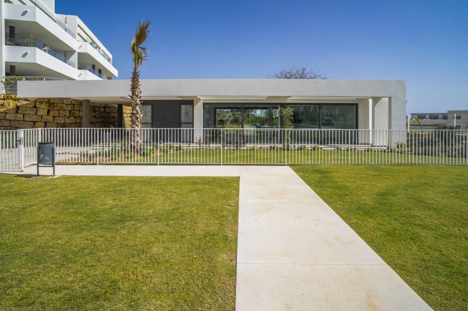 2 sovrum Lägenhet för semesterbostäder i Estepona med pool garage - 3 000 € (Ref: 9831666)