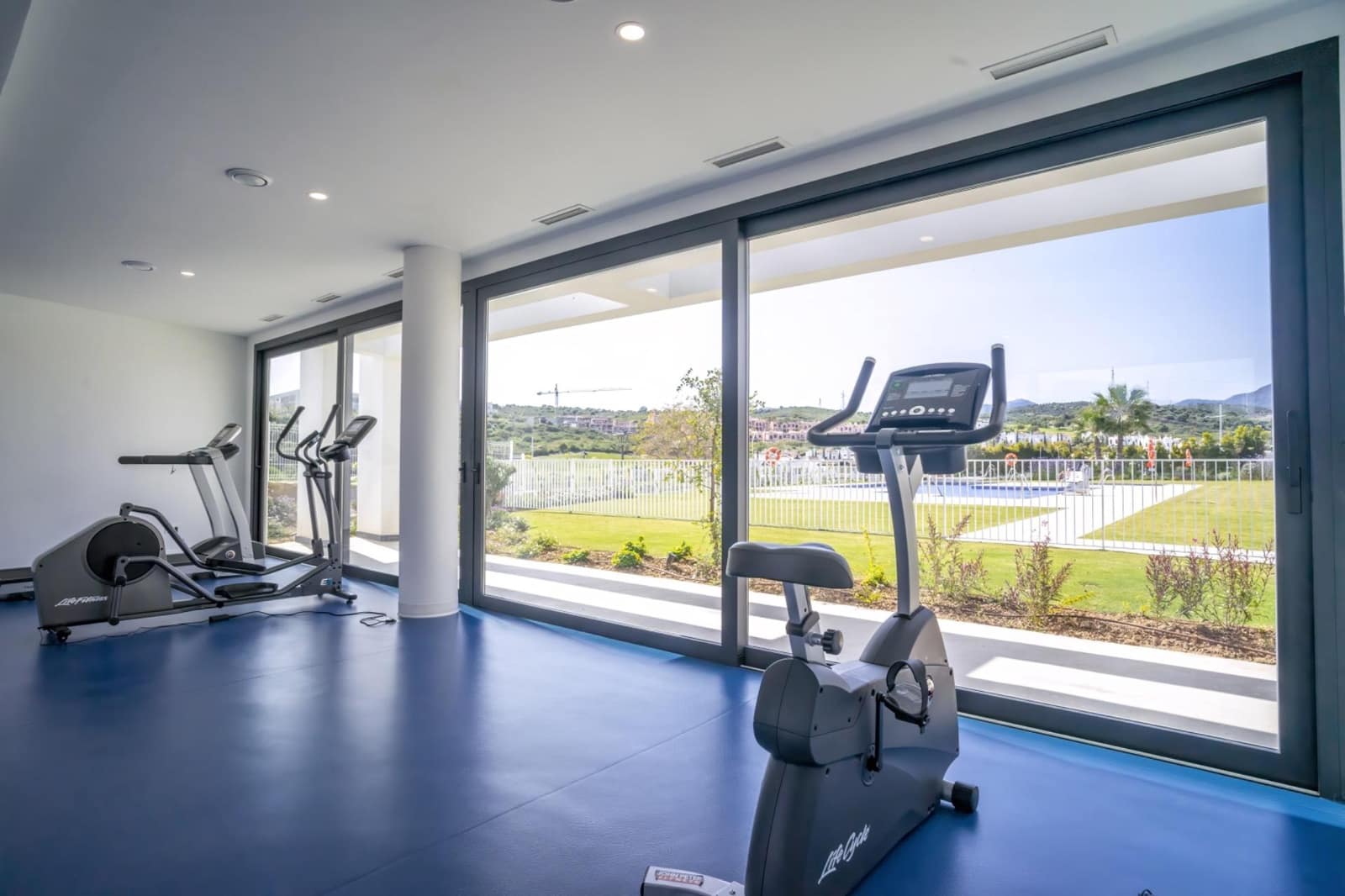2 sovrum Lägenhet för semesterbostäder i Estepona med pool garage - 3 000 € (Ref: 9831666)