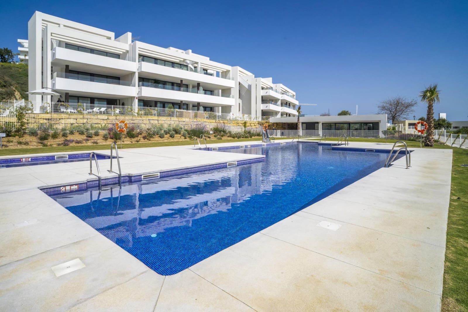 2 sovrum Lägenhet för semesterbostäder i Estepona med pool garage - 3 000 € (Ref: 9831666)