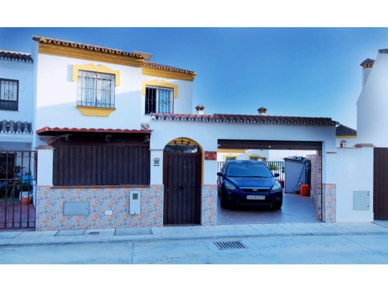 3 soveværelse Semi-Rækkehus til salg i Torre del Mar med swimmingpool garage - € 410.000 (Ref: 8510184)