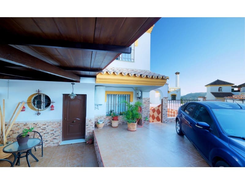 3 soveværelse Semi-Rækkehus til salg i Torre del Mar med swimmingpool garage - € 410.000 (Ref: 8510184)