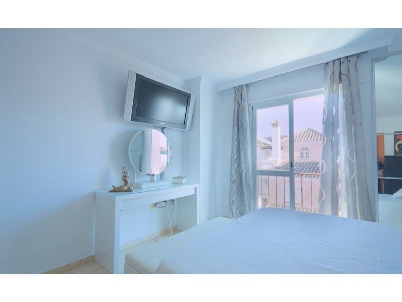 3 soveværelse Semi-Rækkehus til salg i Torre del Mar med swimmingpool garage - € 410.000 (Ref: 8510184)