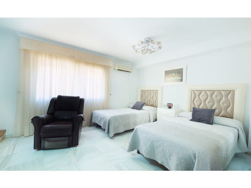 3 soveværelse Semi-Rækkehus til salg i Torre del Mar med swimmingpool garage - € 410.000 (Ref: 8510184)