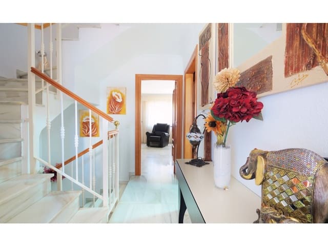 3 slaapkamer Halfvrijstaande villa te koop in Torre del Mar, Vélez-Málaga met zwembad garage - € 410.000 (Ref: 8510184)