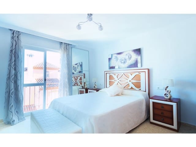 3 slaapkamer Halfvrijstaande villa te koop in Torre del Mar, Vélez-Málaga met zwembad garage - € 410.000 (Ref: 8510184)