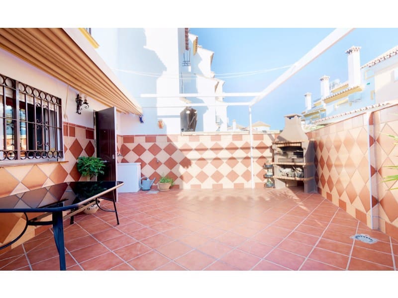 3 soveværelse Semi-Rækkehus til salg i Torre del Mar med swimmingpool garage - € 410.000 (Ref: 8510184)