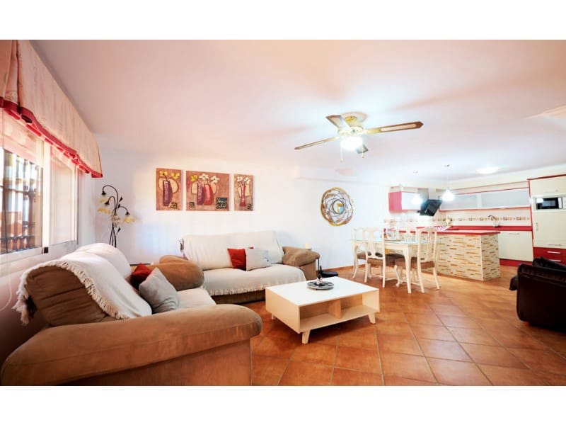 3 soveværelse Semi-Rækkehus til salg i Torre del Mar med swimmingpool garage - € 410.000 (Ref: 8510184)