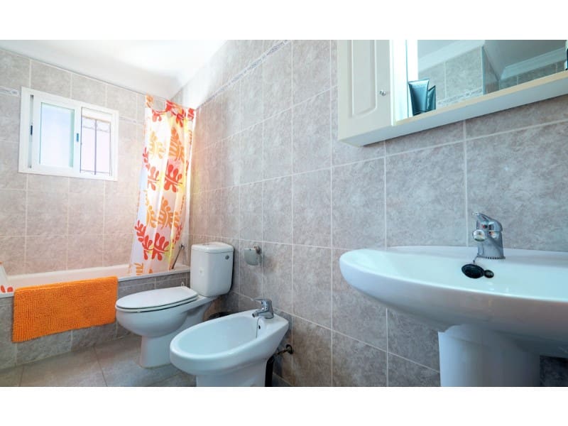 3 soveværelse Semi-Rækkehus til salg i Torre del Mar med swimmingpool garage - € 410.000 (Ref: 8510184)