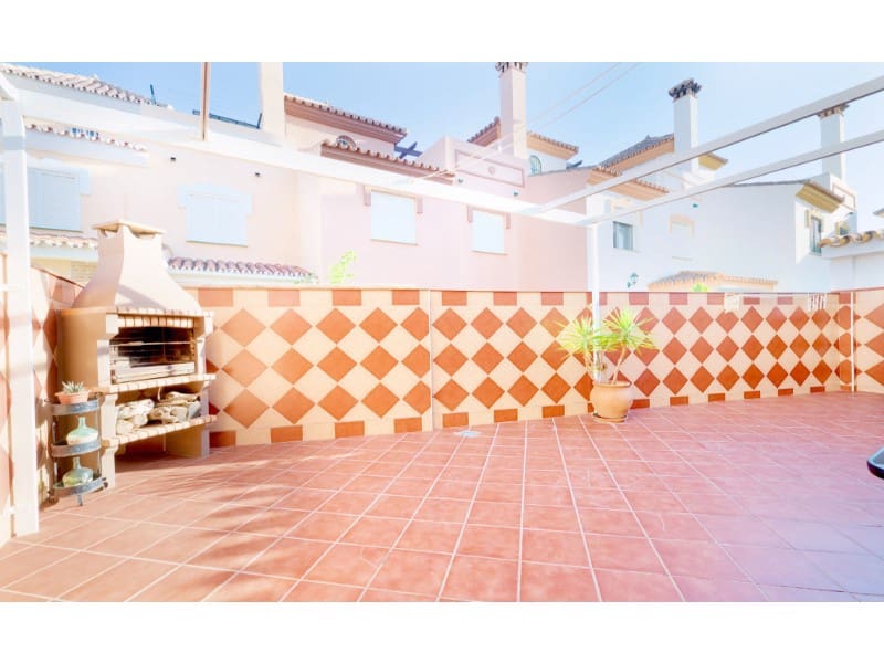 3 soveværelse Semi-Rækkehus til salg i Torre del Mar med swimmingpool garage - € 410.000 (Ref: 8510184)