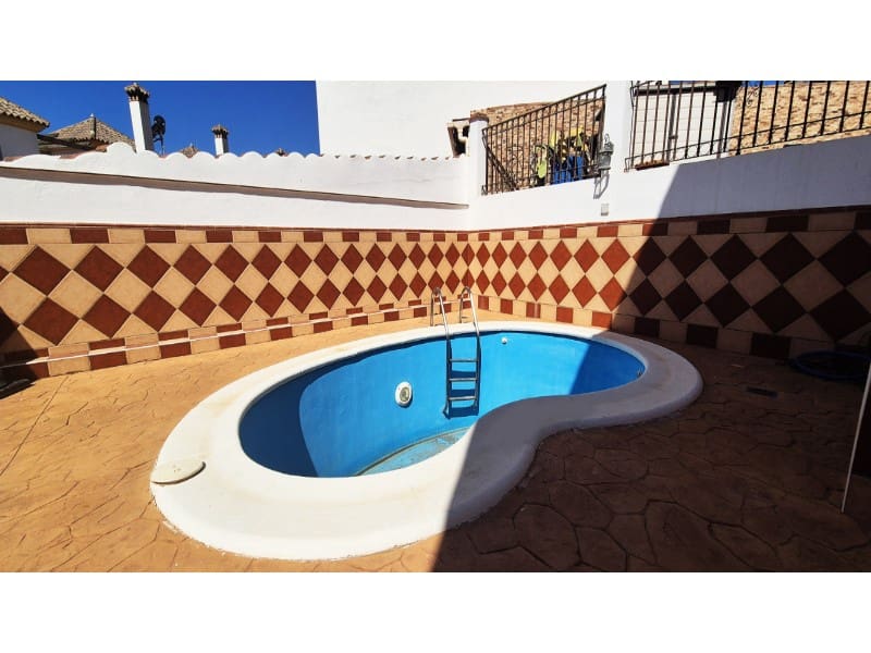 3 soveværelse Semi-Rækkehus til salg i Torre del Mar med swimmingpool garage - € 410.000 (Ref: 8510184)