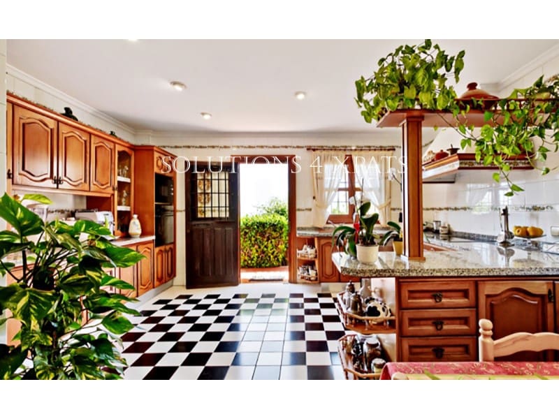 8 soveværelse Villa til salg i La Cala del Moral med swimmingpool garage - € 1.550.000 (Ref: 8576695)