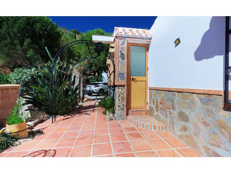 3 soveværelse Finca/Landehus til salg i Sayalonga med swimmingpool - € 390.000 (Ref: 8628355)