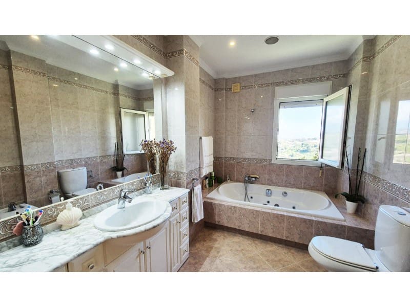 4 bedroom Villa for sale in Benajarafe with garage - € 1,500,000 (Ref: 8637110)