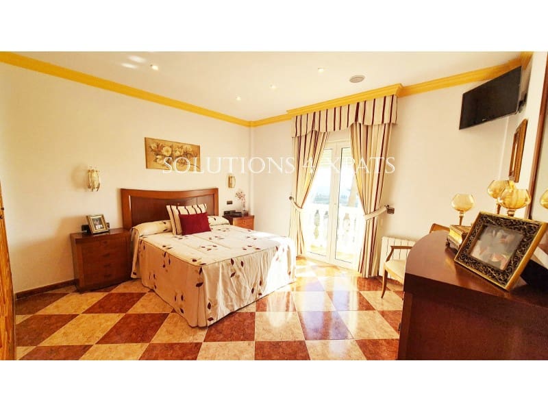 4 bedroom Villa for sale in Benajarafe with garage - € 1,500,000 (Ref: 8637110)